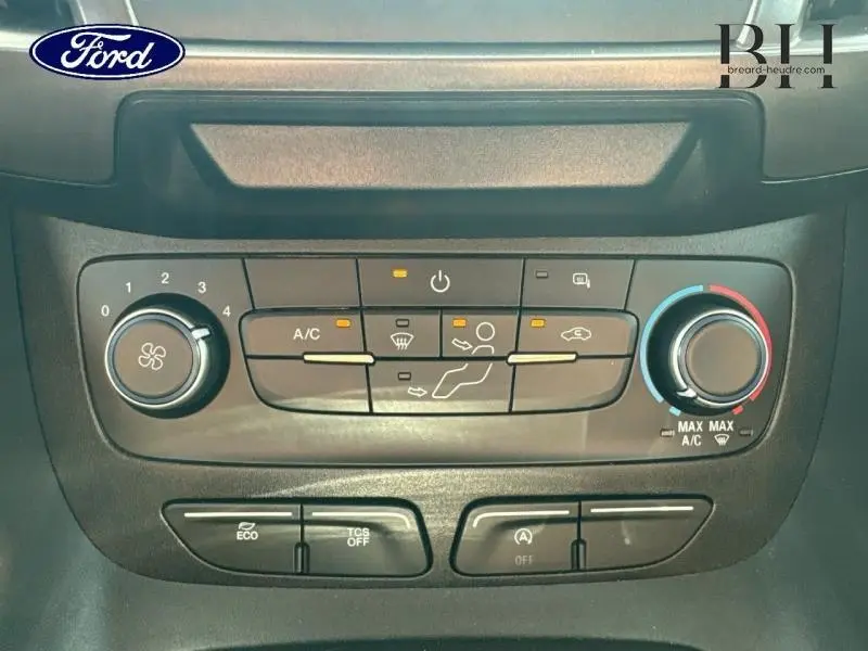 Tableau de commande de climatisation et boutons de fonctions du Ford Transit Connect L1 2023 en noir Agate Métallisée.