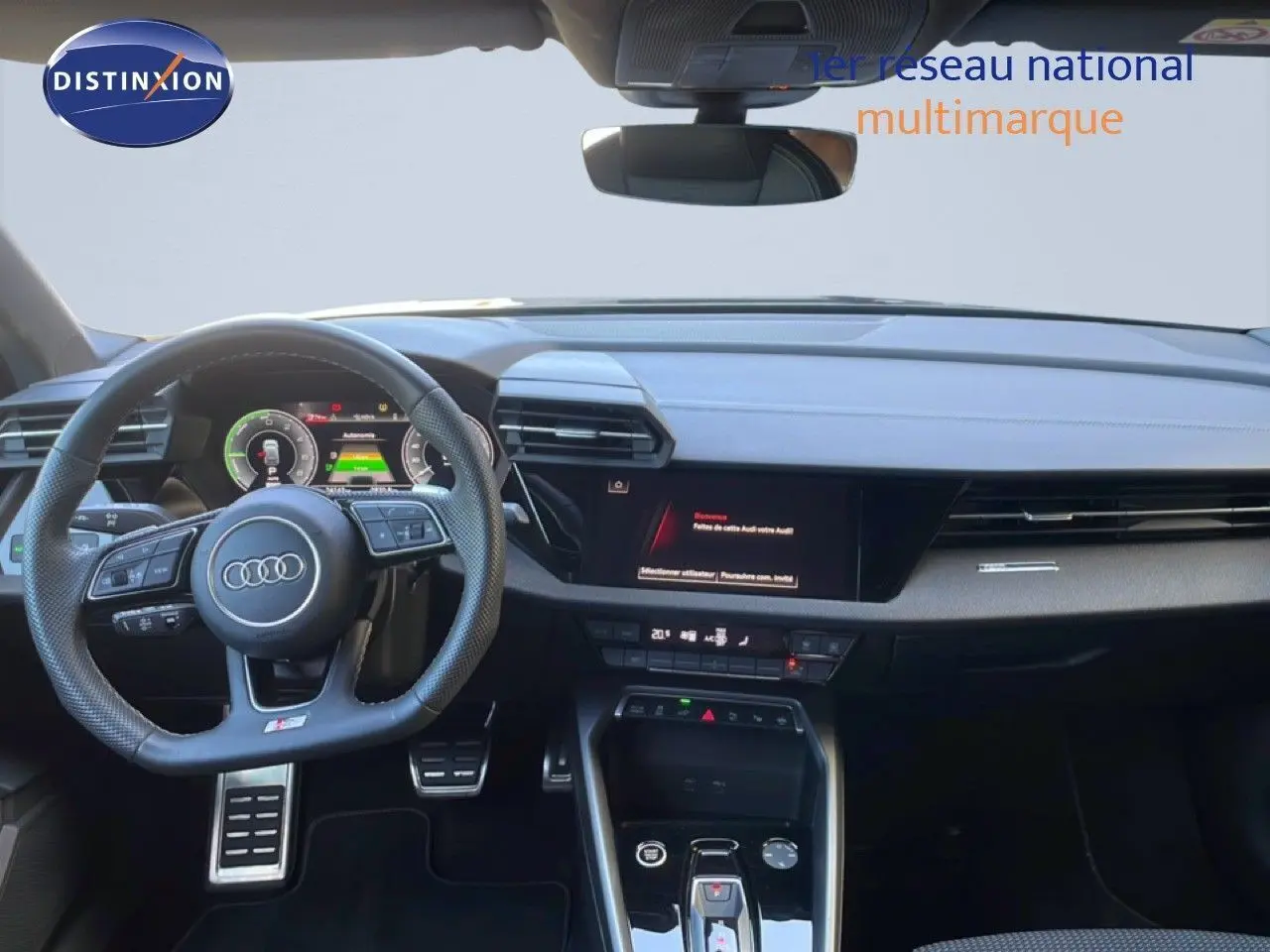 Vue intérieure de face du tableau de bord et volant noir d'une Audi A3 Sportback 2025 hybride rechargeable finition S Line.