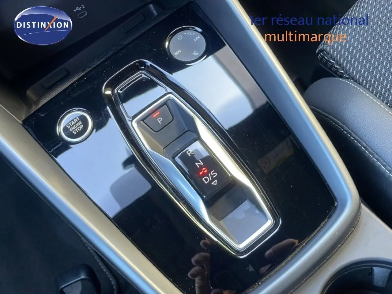 Gros plan sur la console centrale noire de l'Audi A3 Sportback 2025, montrant la commande de boîte automatique et le bouton start/stop.