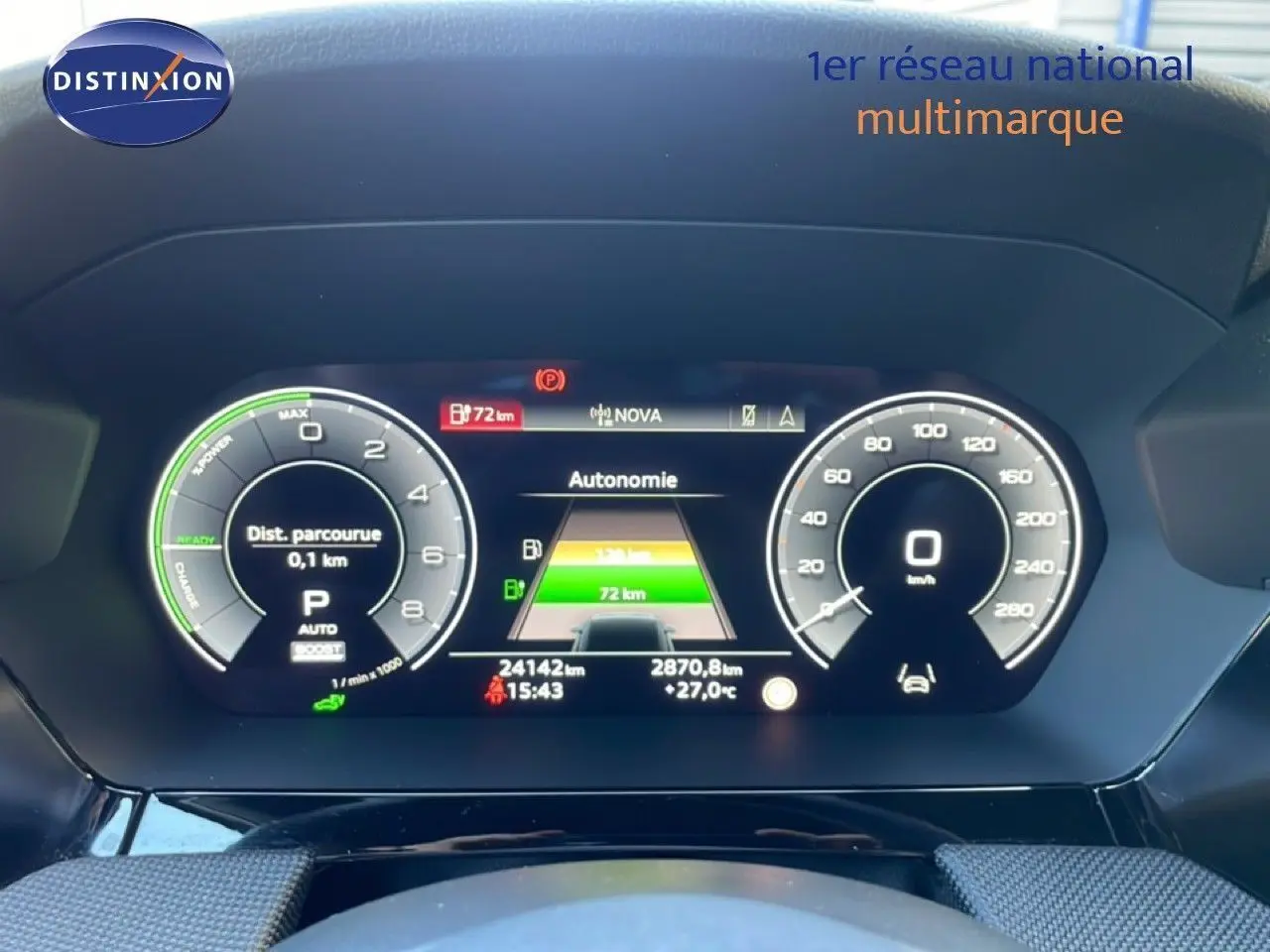 Tableau de bord numérique de l'Audi A3 Sportback noire, affichant autonomie, vitesse et compte-tours en vue frontale.