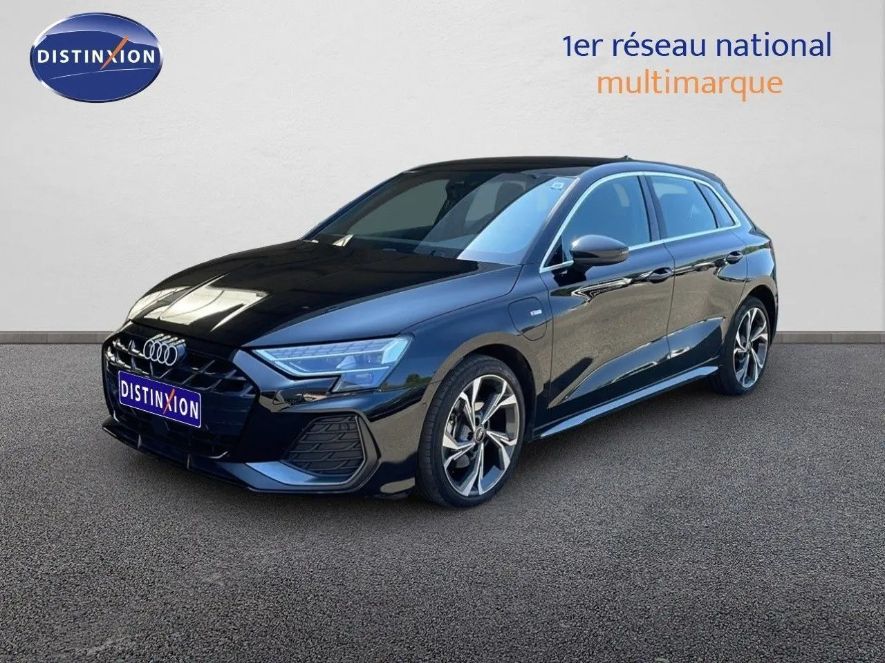Audi A3 Sportback noire vue en 3/4 avant droit, soulignant ses jantes alliage et son design sportif S Line.