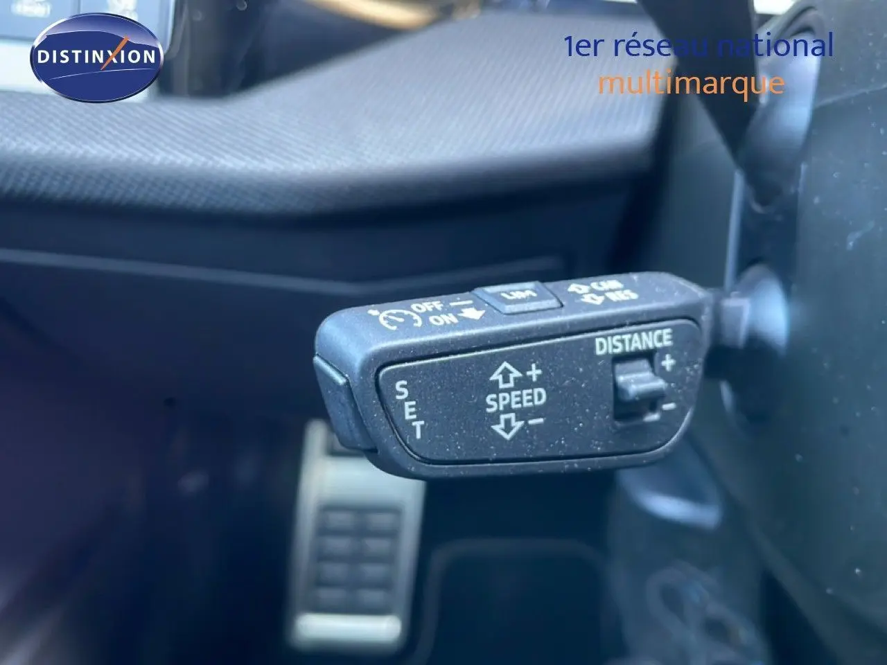 Gros plan sur la commande de régulateur de vitesse adaptatif dans l’habitacle noir de l’Audi A3 Sportback 2025.