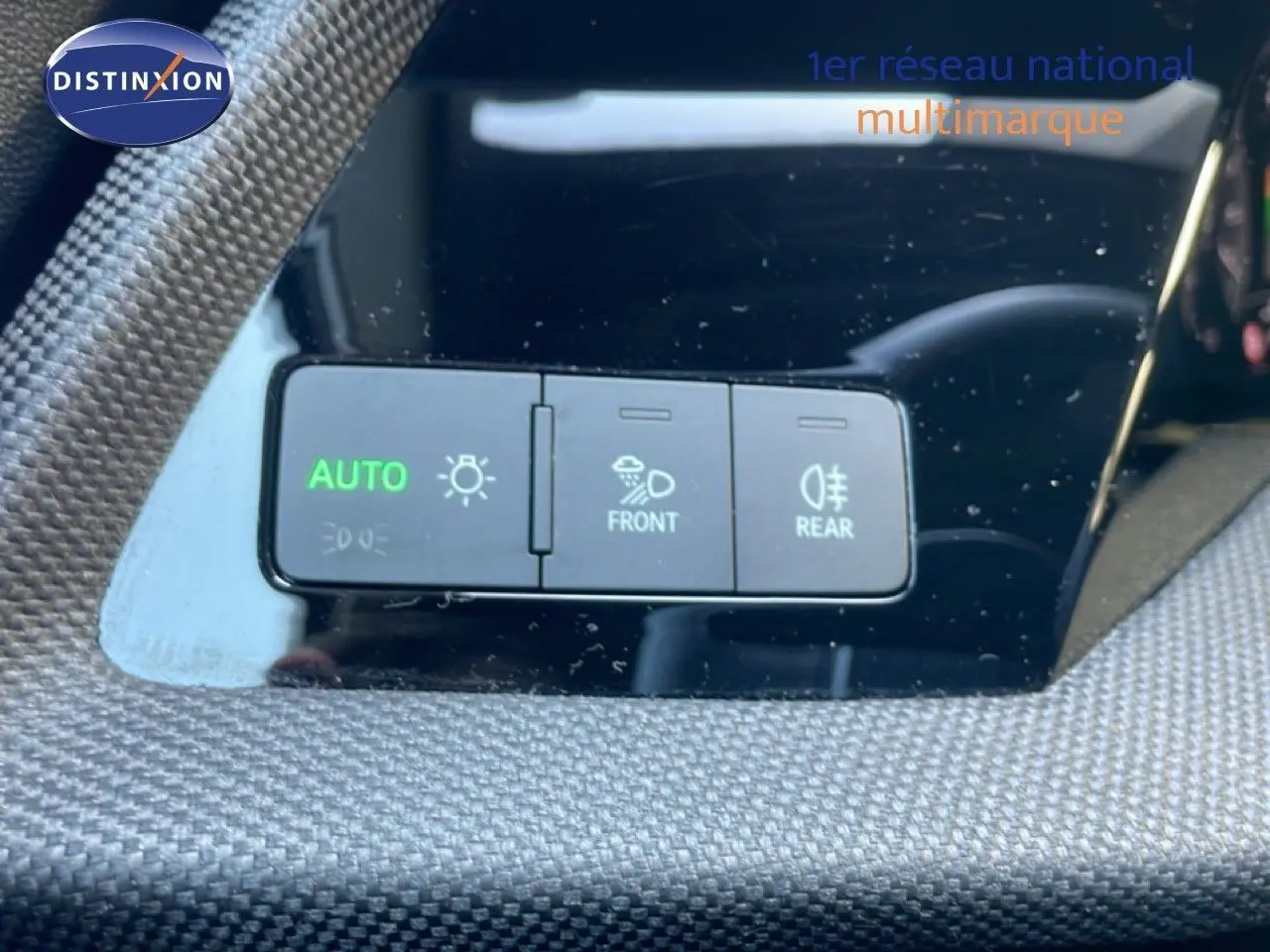 Gros plan sur les commandes d’éclairage intérieures d’une Audi A3 Sportback noire, version hybride rechargeable 2025.