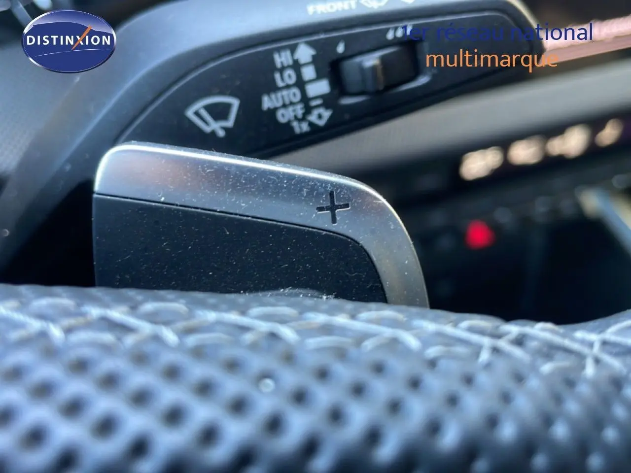 Gros plan sur la palette de changement de vitesse droite en aluminium brossé dans l’habitacle d’une Audi A3 Sportback noire.