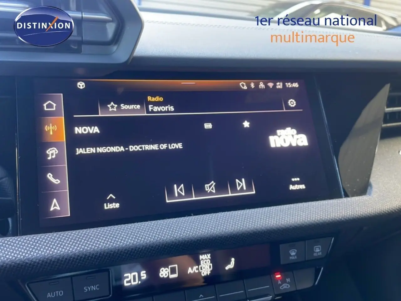 Vue rapprochée de l'écran tactile du système multimédia de l'Audi A3 Sportback noire 2025, affichant la radio Nova.
