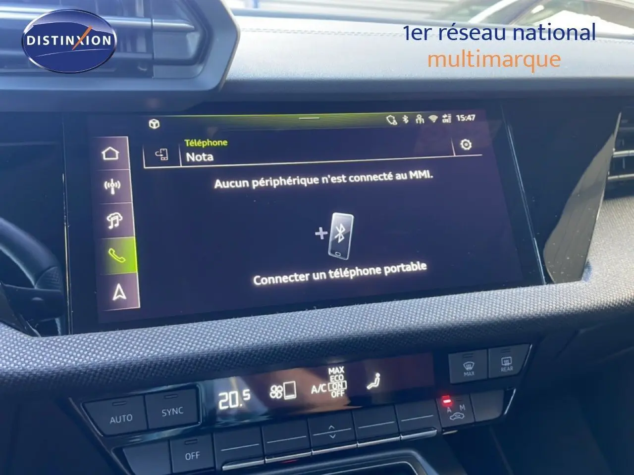 Écran tactile central et commandes de climatisation d'une Audi A3 Sportback noire, vue intérieure frontale.