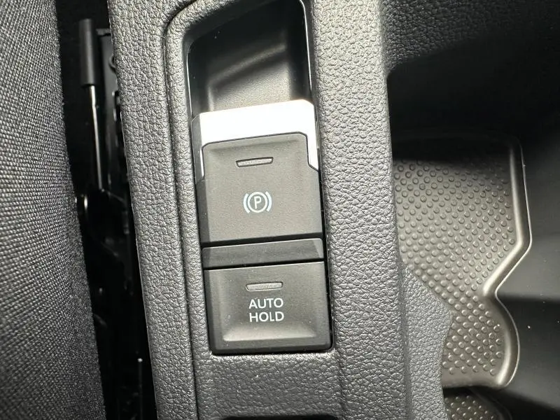 Gros plan sur les commandes de frein de stationnement électronique et Auto Hold du Volkswagen T-Roc 2025 finition R-Line.