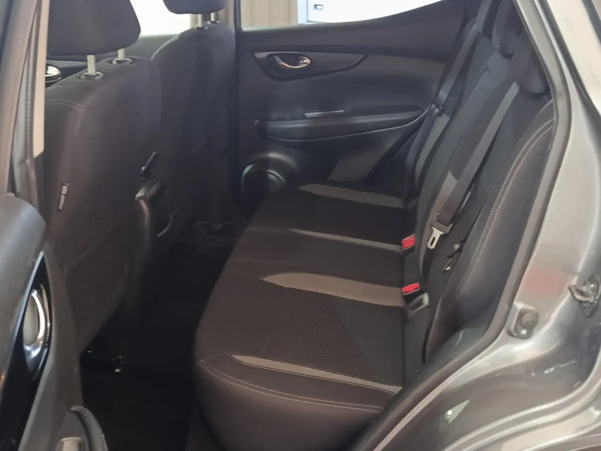 Vue intérieure côté droit des sièges arrière noirs du Nissan Qashqai gris clair 2019 avec portes ouvertes.