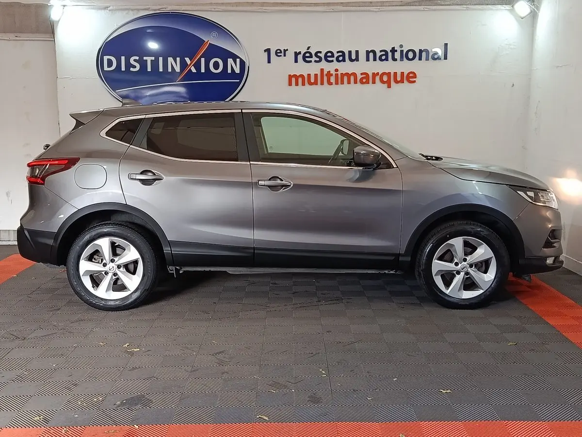 Profil droit du Nissan Qashqai gris clair 2019, SUV compact avec jantes alliage et vitres teintées.