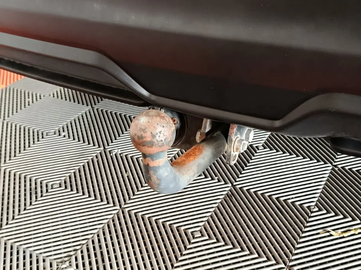 Gros plan sur l'attelage d'une Nissan Qashqai gris clair, visible sous le pare-chocs arrière du véhicule.