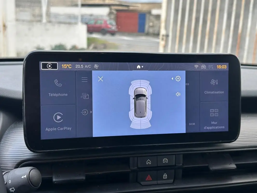 Vue rapprochée de l'écran tactile central du Jeep Avenger 2024 montrant l'interface de détection d'obstacles.