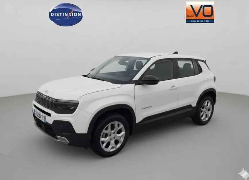 Jeep Avenger blanc en vue 3/4 avant droit, avec jantes alliage 17 pouces et rétroviseurs noirs contrastés.