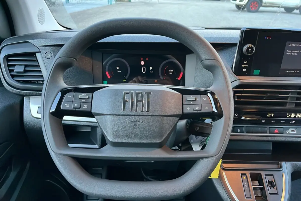 Vue frontale du volant multifonctions noir FIAT SCUDO FOURGON 2025 avec tableau de bord digital et écran tactile.