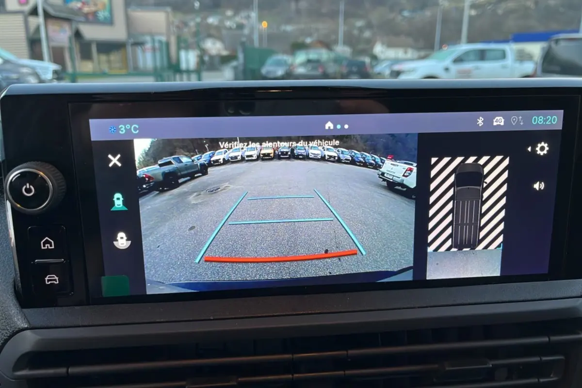 Écran de caméra de recul du Fiat Scudo Fourgon noir, vue arrière avec lignes de guidage et vue aérienne du véhicule.