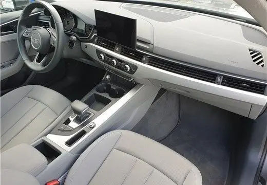 Vue intérieure de l'Audi A4 Avant Business 2020, tableau de bord et console centrale en gris clair avec écran tactile.
