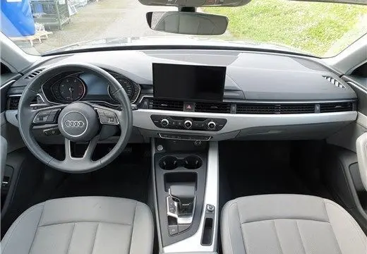 Intérieur de l'Audi A4 Avant Business 2020, vue frontale du tableau de bord et volant avec écran central noir.