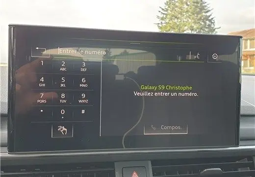 Écran tactile du système multimédia de l'Audi A4 Avant Business 30 TDI 136 CH en intérieur, affichant un clavier numérique.