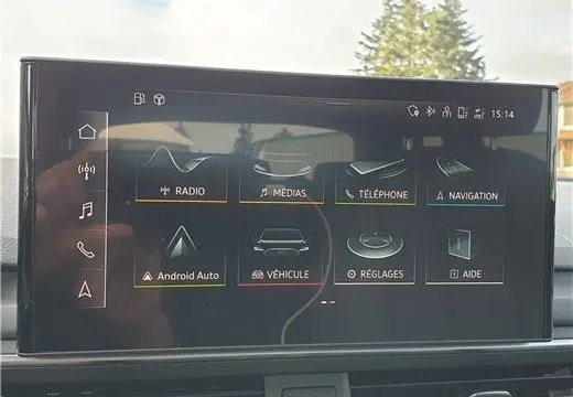 Écran tactile central de l'Audi A4 Avant Business 30 TDI 2020 affichant les options multimédias et navigation.