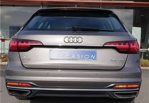 Vue arrière d'une Audi A4 Avant Business gris terra de 2020 avec feux LED et double sortie d'échappement intégrée.