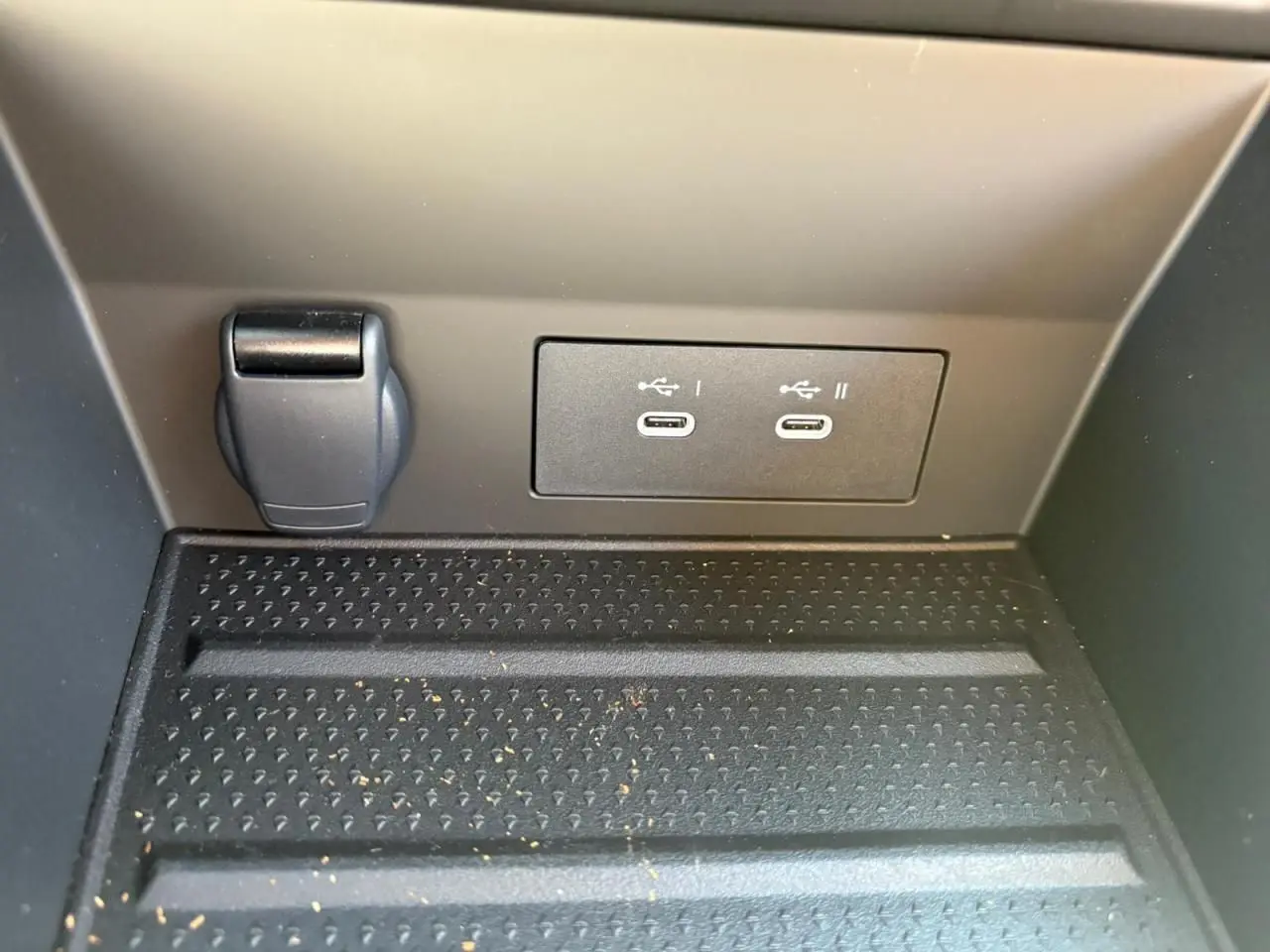 Prise 12 V et deux ports USB-C à l'arrière de la console centrale du Renault Symbioz blanc nacré 2025.