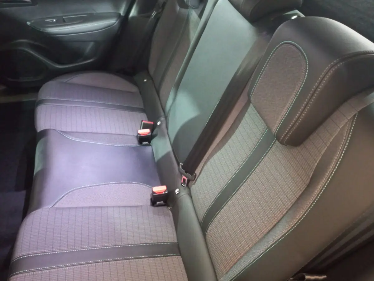 Banquette arrière en tissu gris et cuir noir de la Peugeot 2008 BlueHDi 110, vue côté droit intérieur.