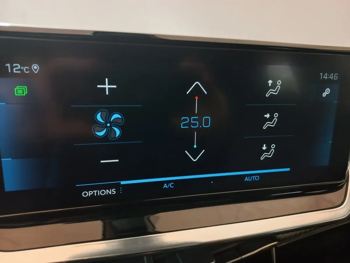 Écran tactile du système de climatisation affichant 25°C dans le Peugeot 2008 Orange, vue rapprochée du tableau de bord.