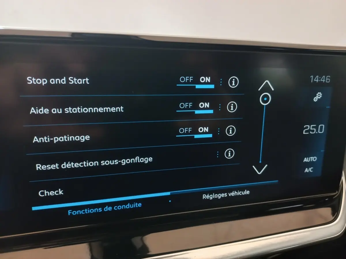 Écran tactile central du Peugeot 2008 Orange 2021 affichant les réglages d'aide à la conduite et climatisation à 25°C