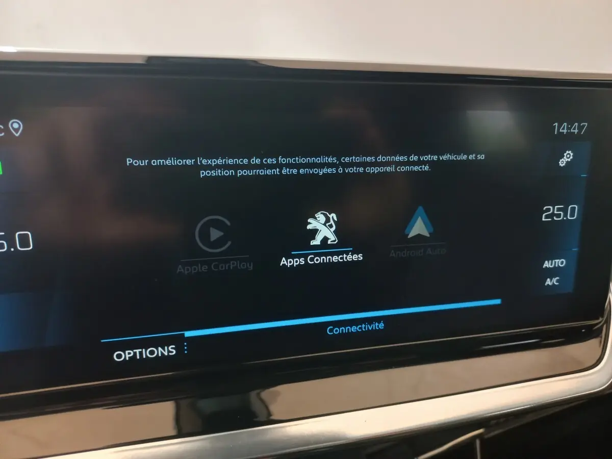 Écran tactile central affichant les options connectées dans l'habitacle du Peugeot 2008 orange, version 2021.