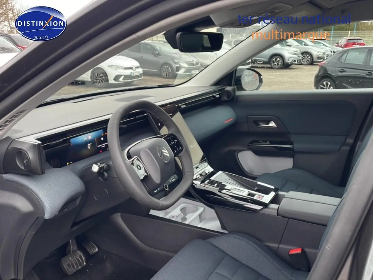 Vue intérieure côté conducteur du Citroën C5 Aircross gris platinium, avec tableau de bord numérique et console centrale moderne.