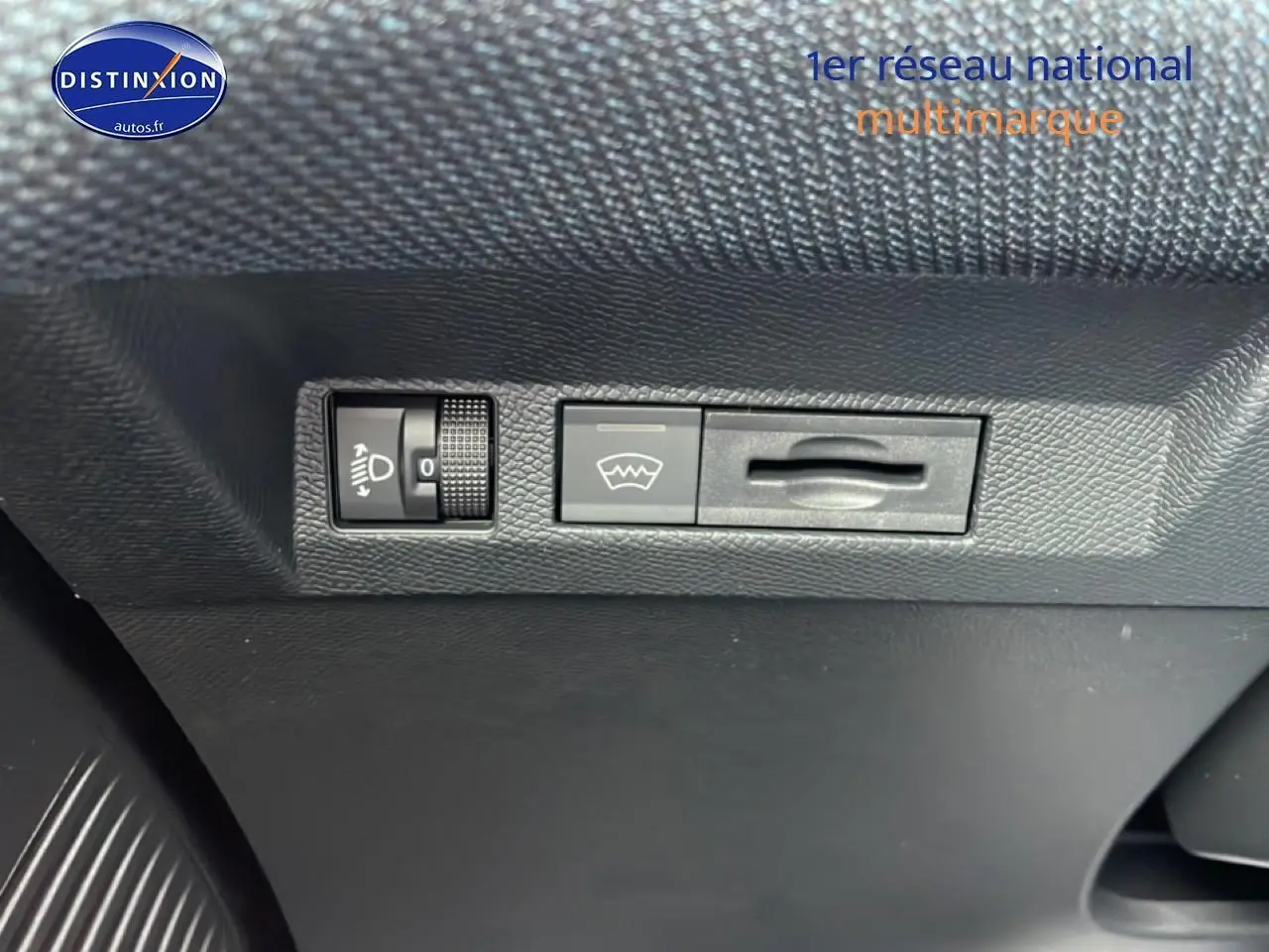 Gros plan sur les commandes de réglage des phares et du pare-brise du Citroën C5 Aircross gris platinium.