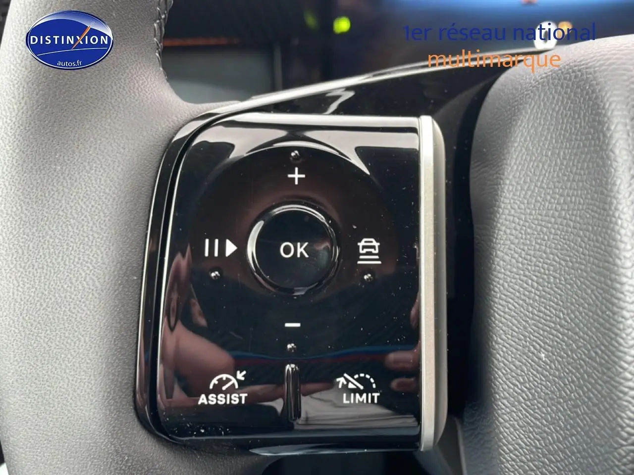 Gros plan sur les commandes au volant du Citroën C5 Aircross 2026 gris platinium, avec boutons multifonctions.