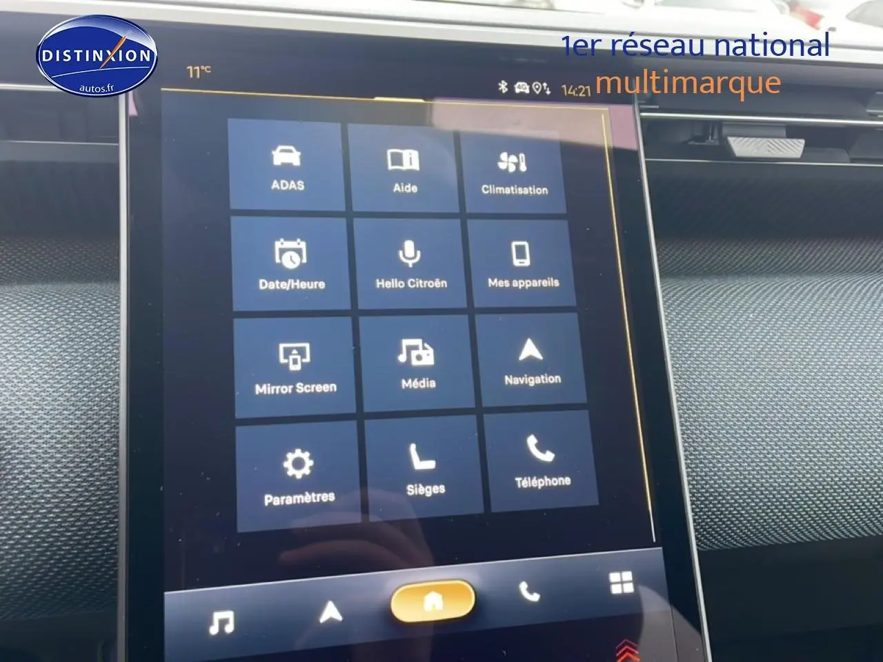 Écran tactile central du tableau de bord du Citroën C5 Aircross 2026 avec interface de navigation et réglages.