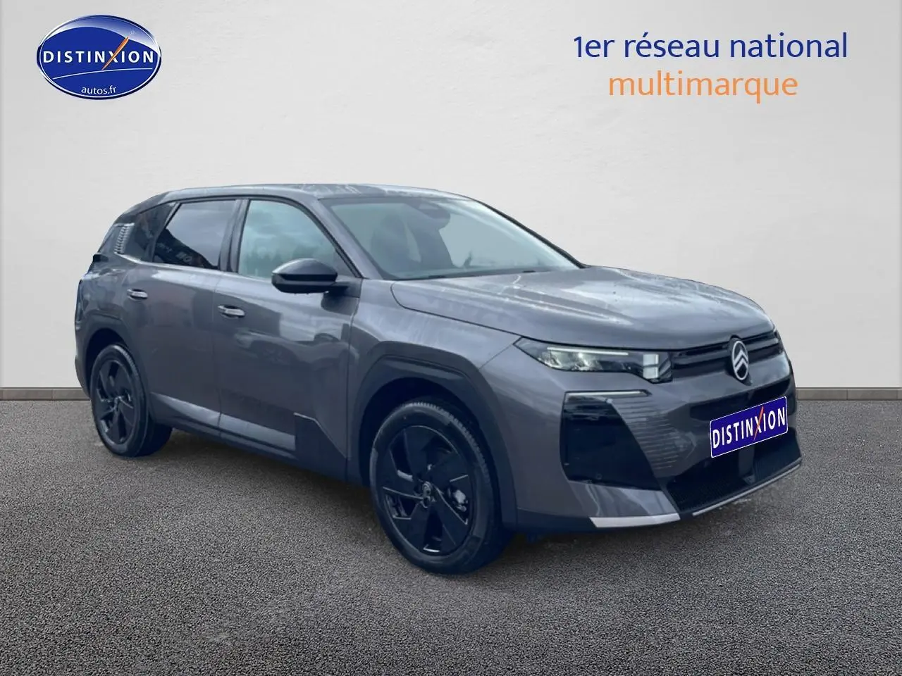 Vue 3/4 avant gauche du Citroën C5 Aircross gris platinium avec jantes alliage noires et calandre moderne.