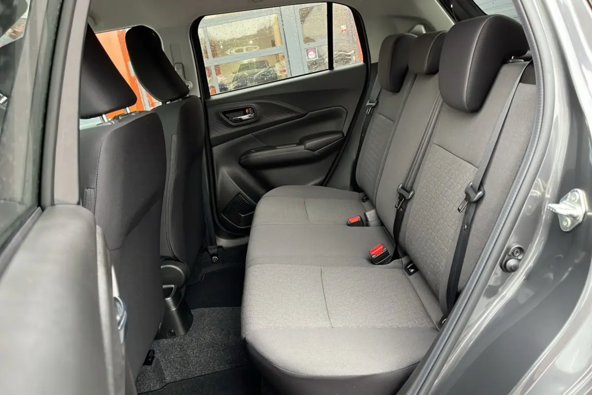 Vue intérieure côté droit sur la banquette arrière grise tissu de la Suzuki Swift 2026 Mineral Grey Metal.