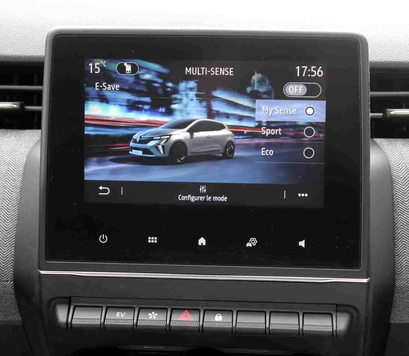 Écran central montrant une Renault Clio bleu iron metal en 3/4 avant avec options de mode de conduite.