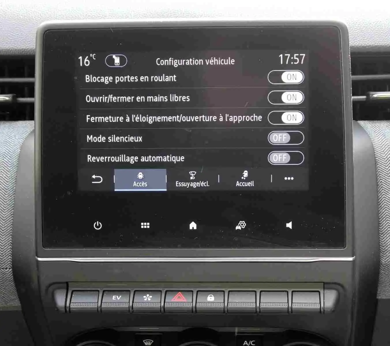 Écran tactile central de la Renault Clio 2025 affichant les réglages d'accès et de verrouillage, intérieur gris noir.