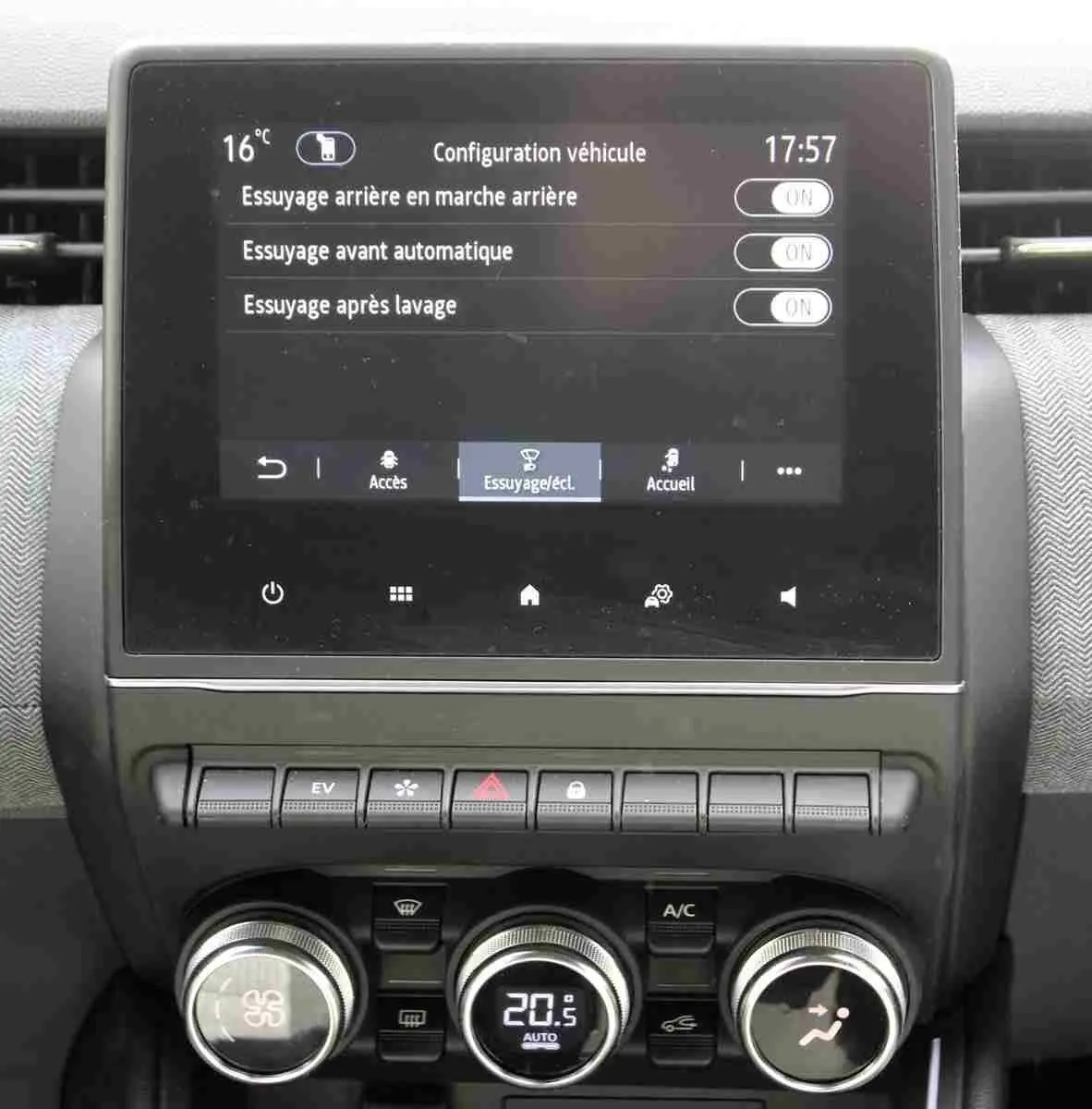 Écran tactile central de la Renault Clio 2025 affichant les réglages d'essuyage, avec commandes climatisation en dessous.