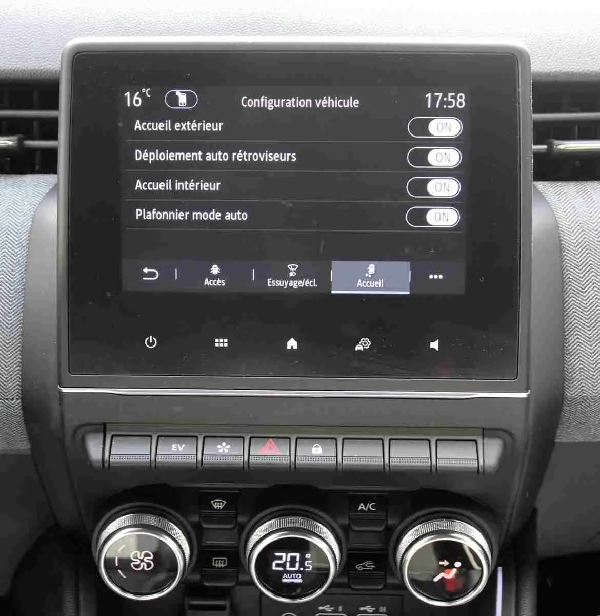 Écran tactile central avec menu de configuration et commandes climatisation de la Renault Clio hybride 2025.