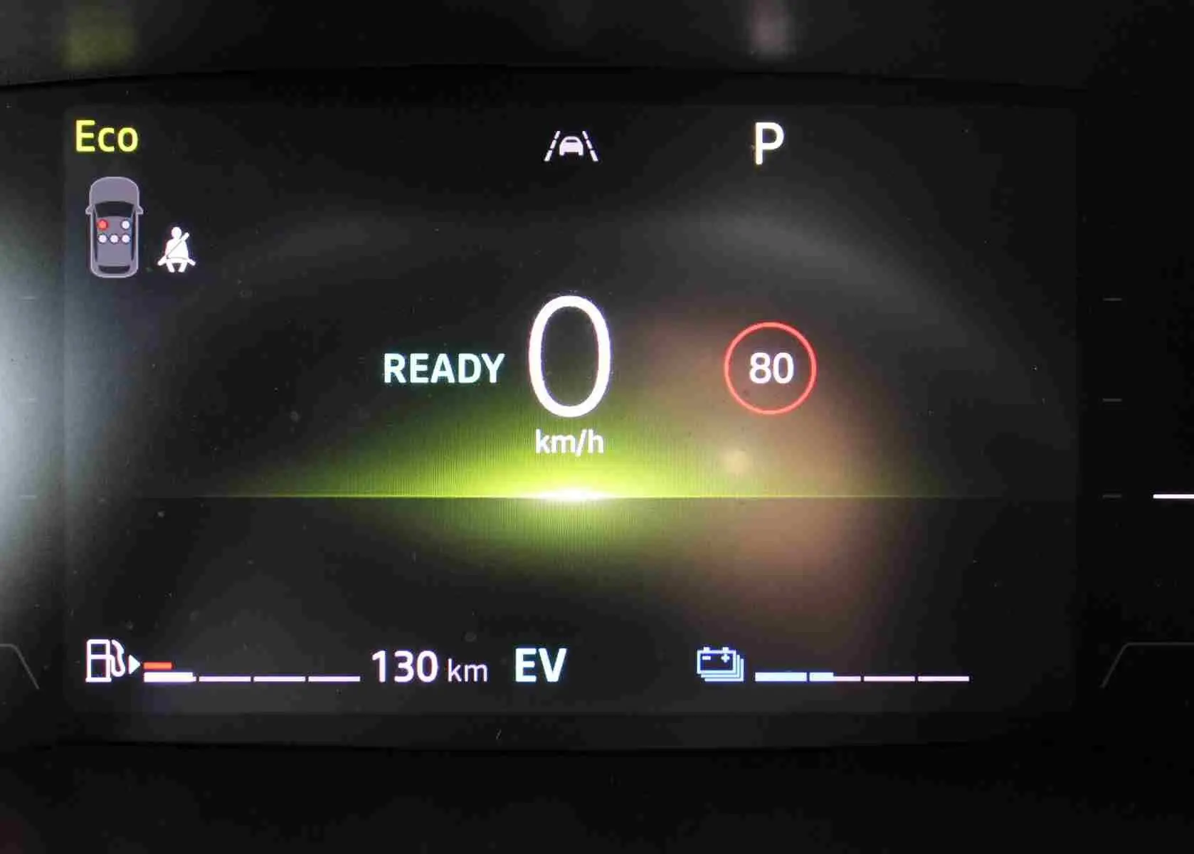 Affichage numérique du tableau de bord de la Renault Clio hybride, indiquant 0 km/h en mode Eco avec limite à 80 km/h.