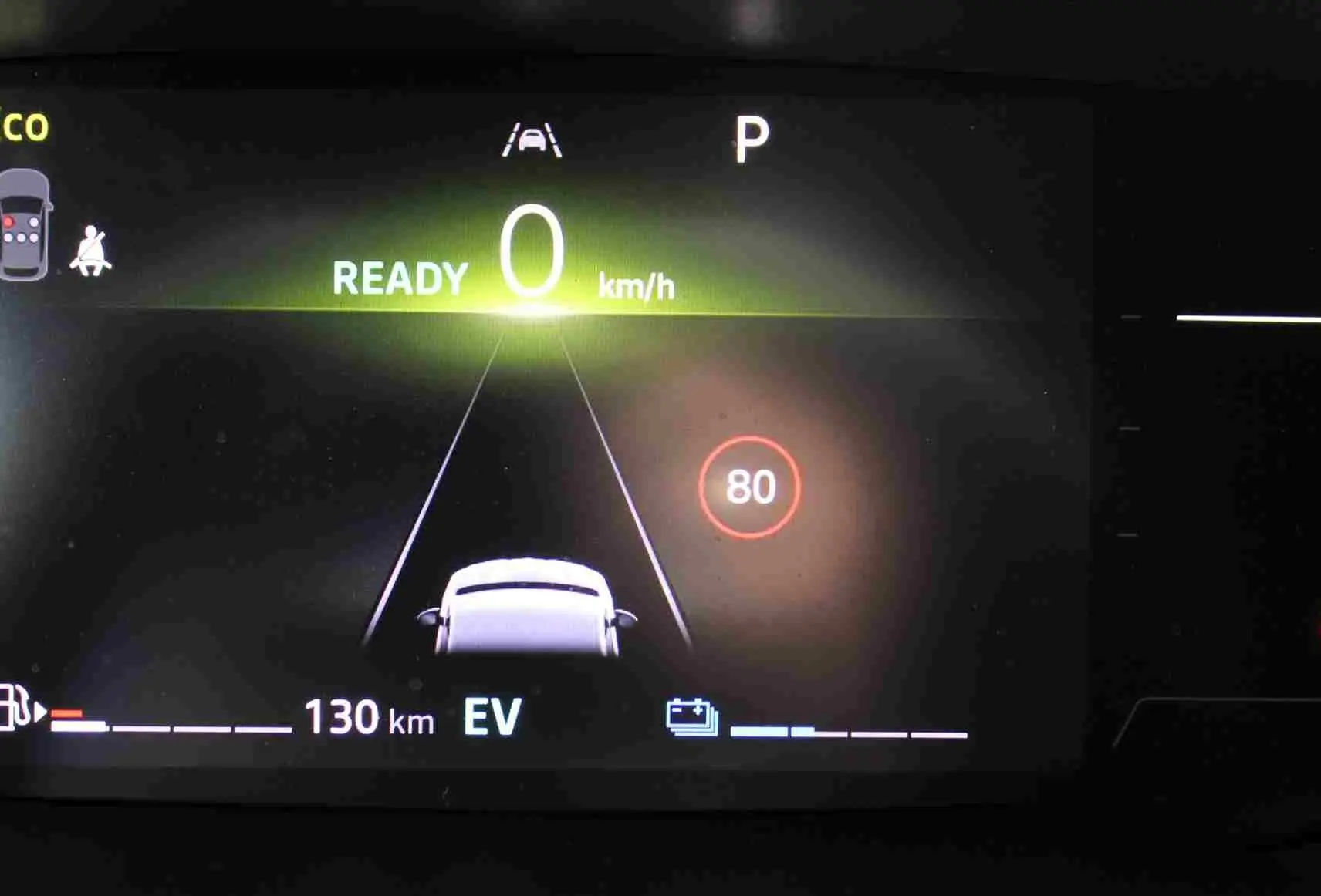 Affichage numérique du tableau de bord de la Renault Clio hybride, indiquant vitesse zéro, mode Eco et autonomie 130 km.