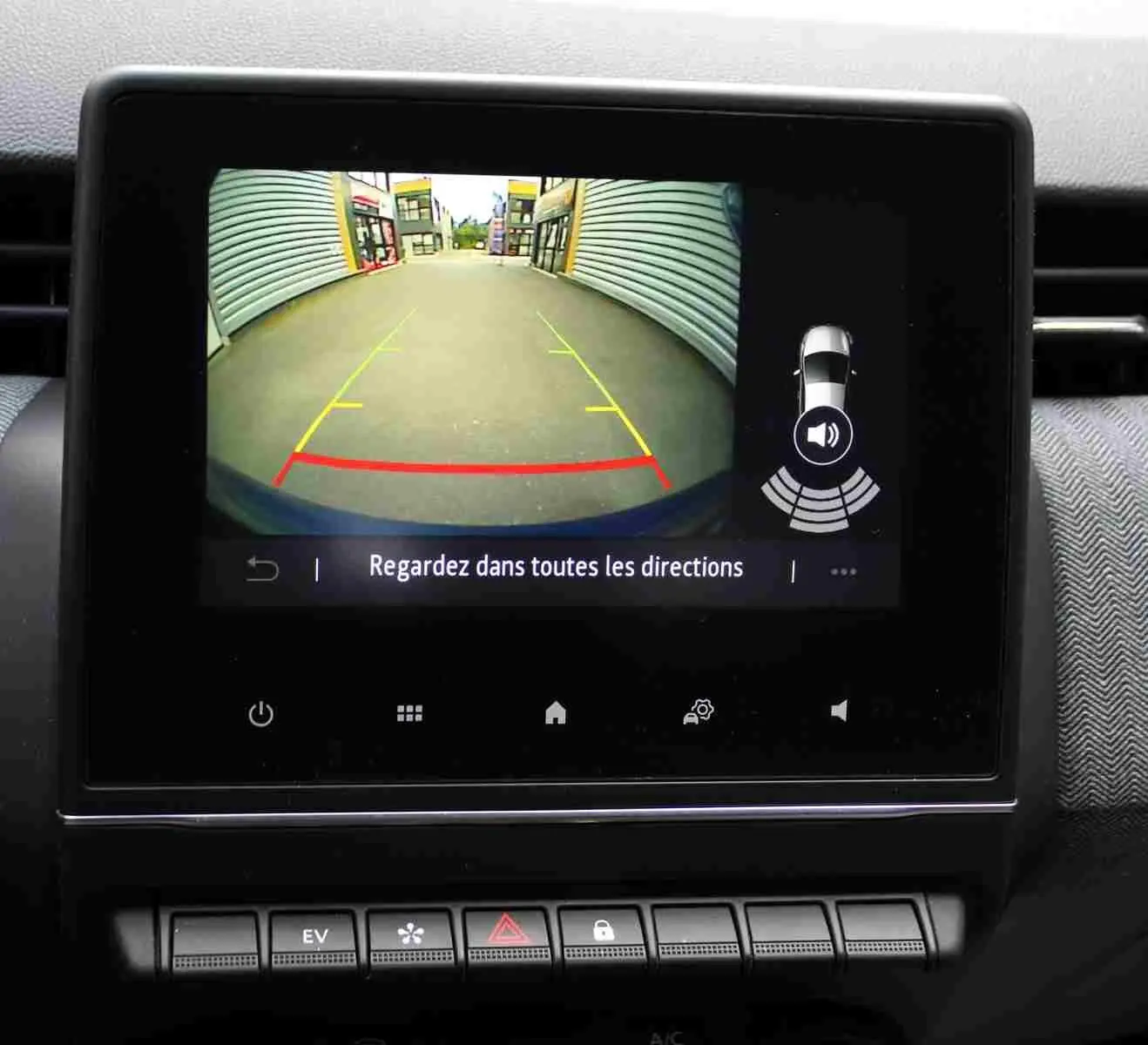 Écran central de la Renault Clio hybride 2025 montrant la caméra de recul avec guidage de trajectoire.
