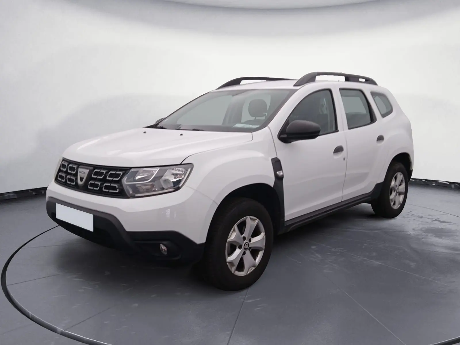 Dacia Duster blanc 4x2 ECO-G 2021 en 3/4 avant droit, avec jantes alliage et barres de toit noires.