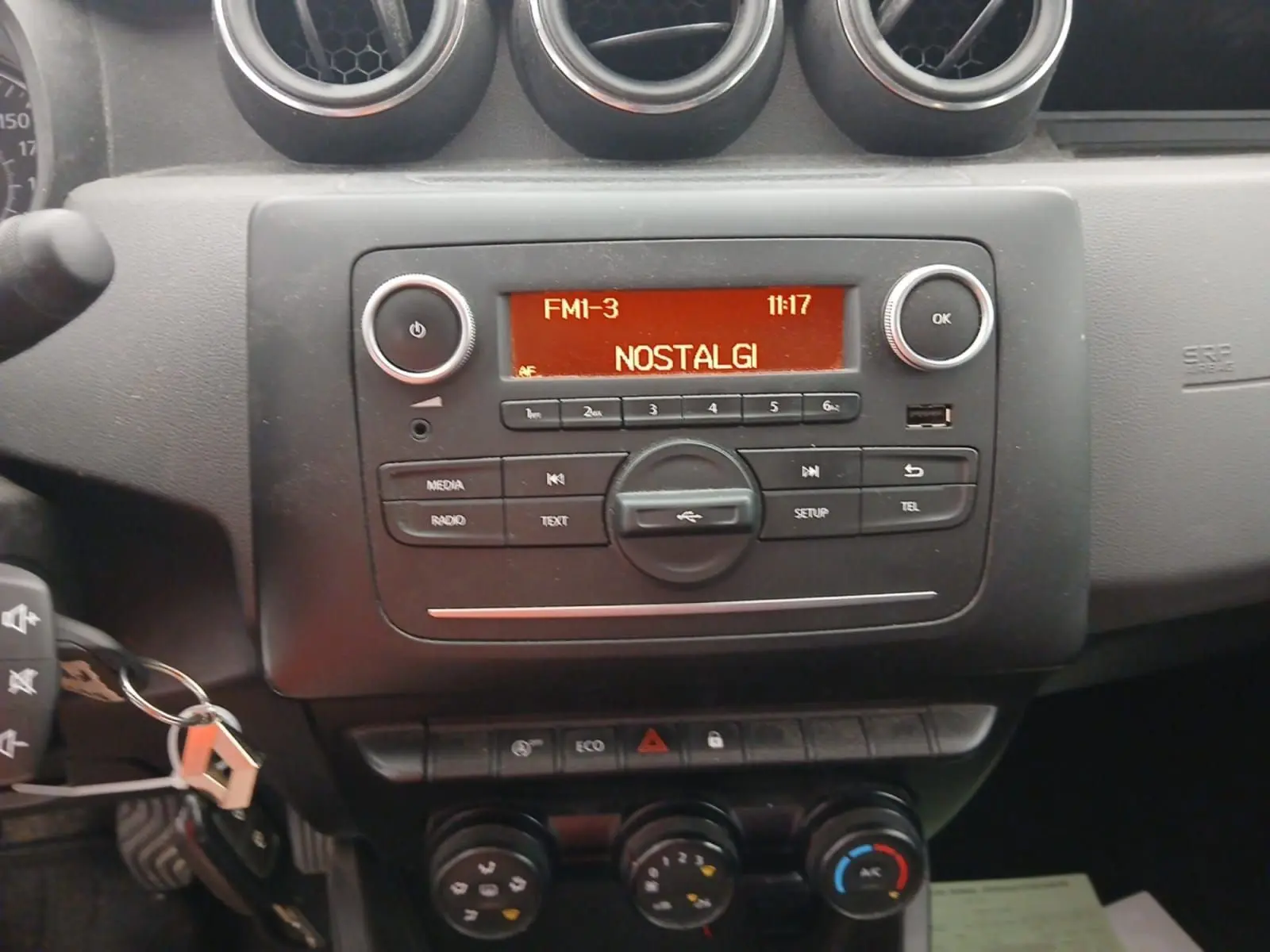 Vue rapprochée du tableau de bord noir du Dacia Duster 2021, avec radio affichant la station NOSTALGI.