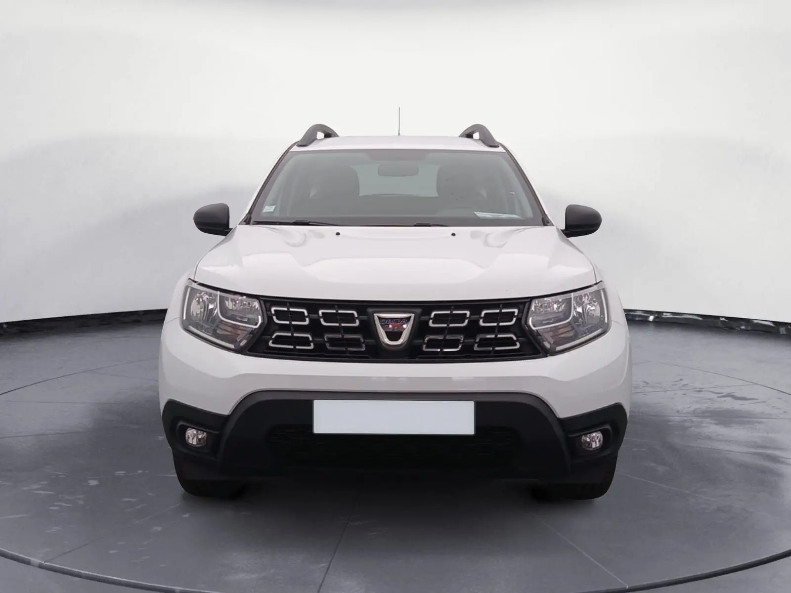 Vue frontale d'un Dacia Duster blanc 4x2 ECO-G 100 Essentiel 2021 avec calandre noire et phares LED.