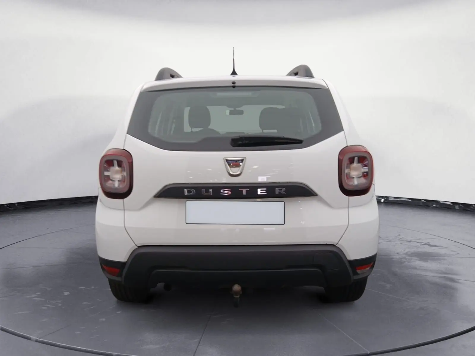 Vue arrière du Dacia Duster blanc 4x2 Eco-G 2021 avec attelage et feux arrière LED distinctifs.