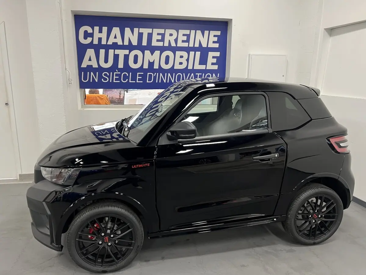 Vue latérale droite d'une LIGIER JS50 0.5 REVO D+ ULTIMATE noire avec jantes alu noires mates et badge Ultimate rouge.