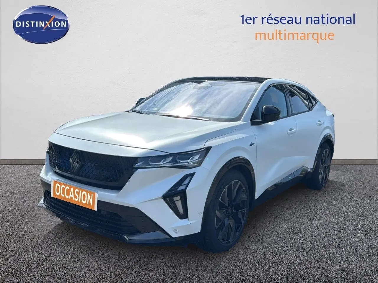 Vue frontale d'une Renault Rafale blanche 2024 avec calandre noire et logo Renault central, plaque "OCCASION" visible.