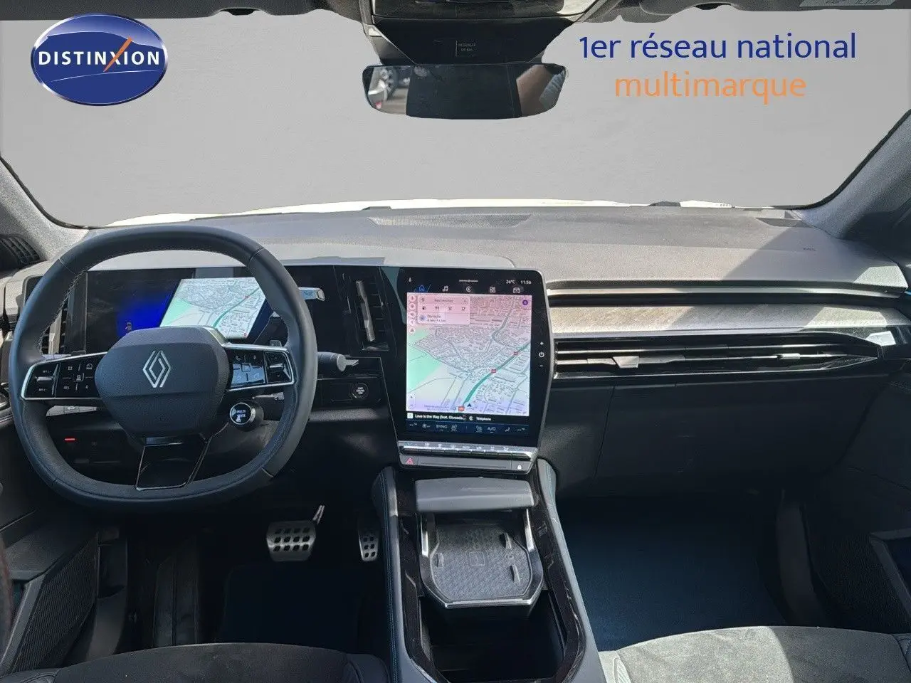 Vue intérieure avant du Renault Rafale blanc 2024, mettant en valeur le tableau de bord numérique et l'écran central tactile.