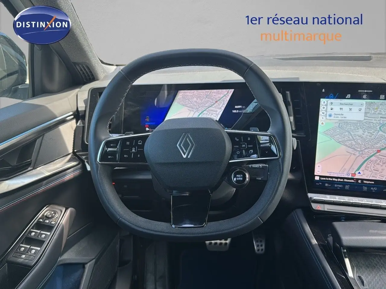 Vue intérieure centrée sur le volant noir du Renault Rafale 2024 avec écran tactile et affichage numérique.