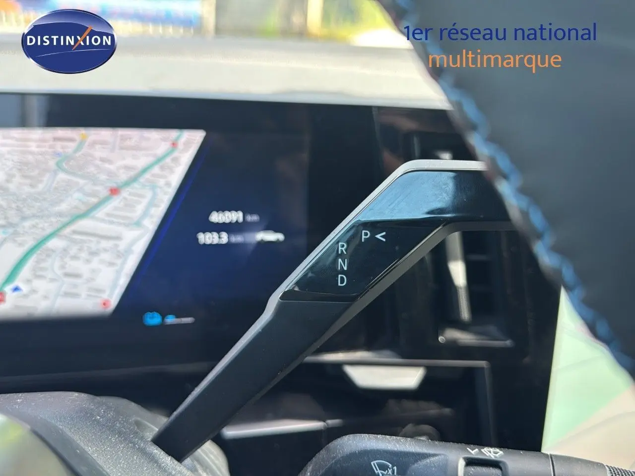 Le levier de vitesses automatique noir de la Renault Rafale hybride 2024, avec écran de navigation en arrière-plan.